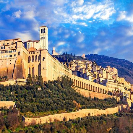 Suite Comunicanti, Tra Antico E Moderno Assisi Bagian luar foto