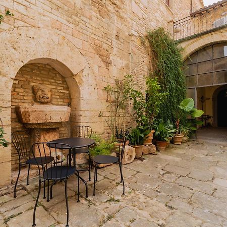 Suite Comunicanti, Tra Antico E Moderno Assisi Bagian luar foto