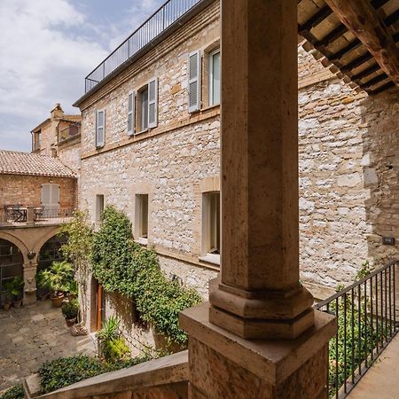 Suite Comunicanti, Tra Antico E Moderno Assisi Bagian luar foto