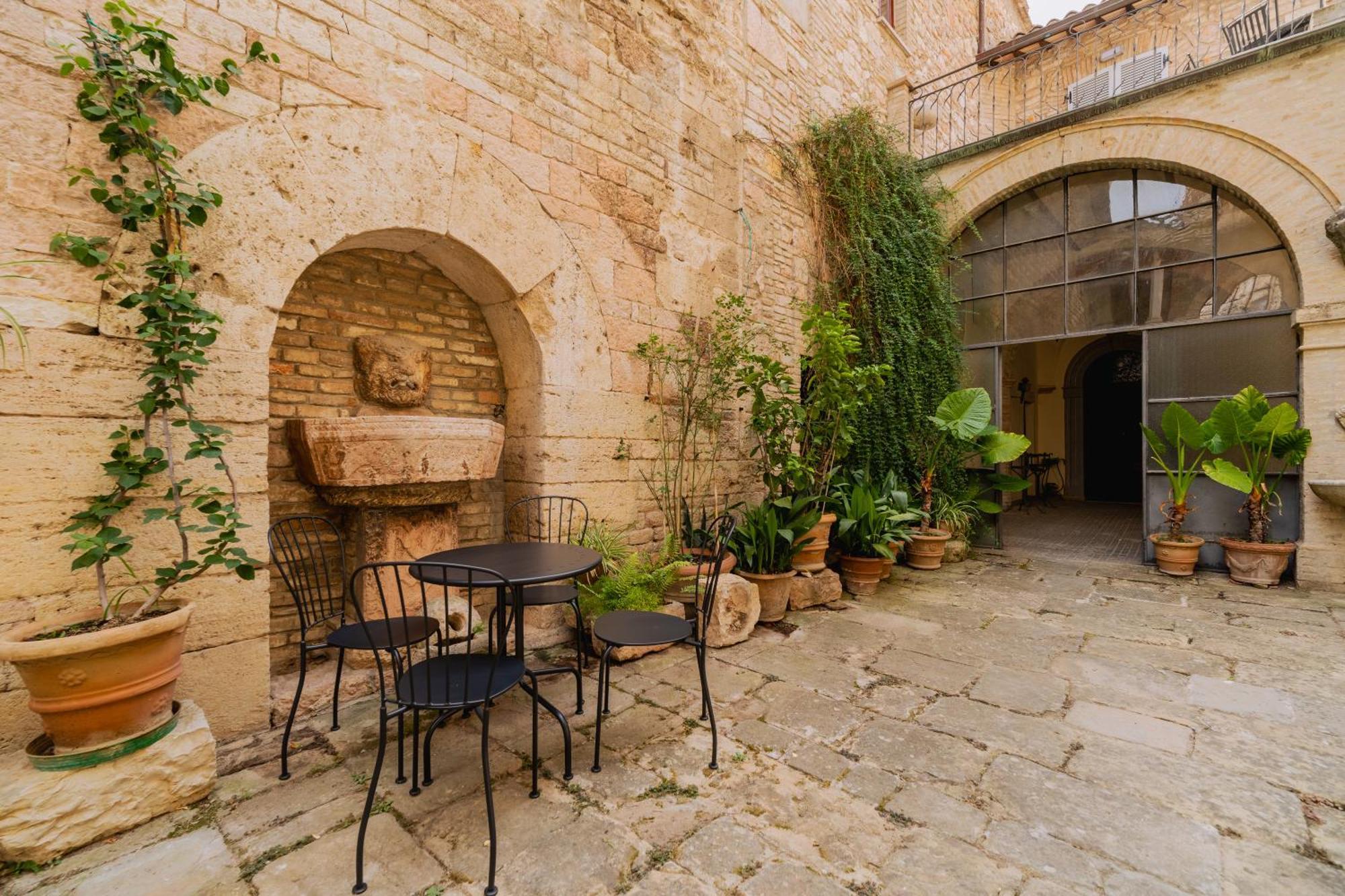 Suite Comunicanti, Tra Antico E Moderno Assisi Bagian luar foto