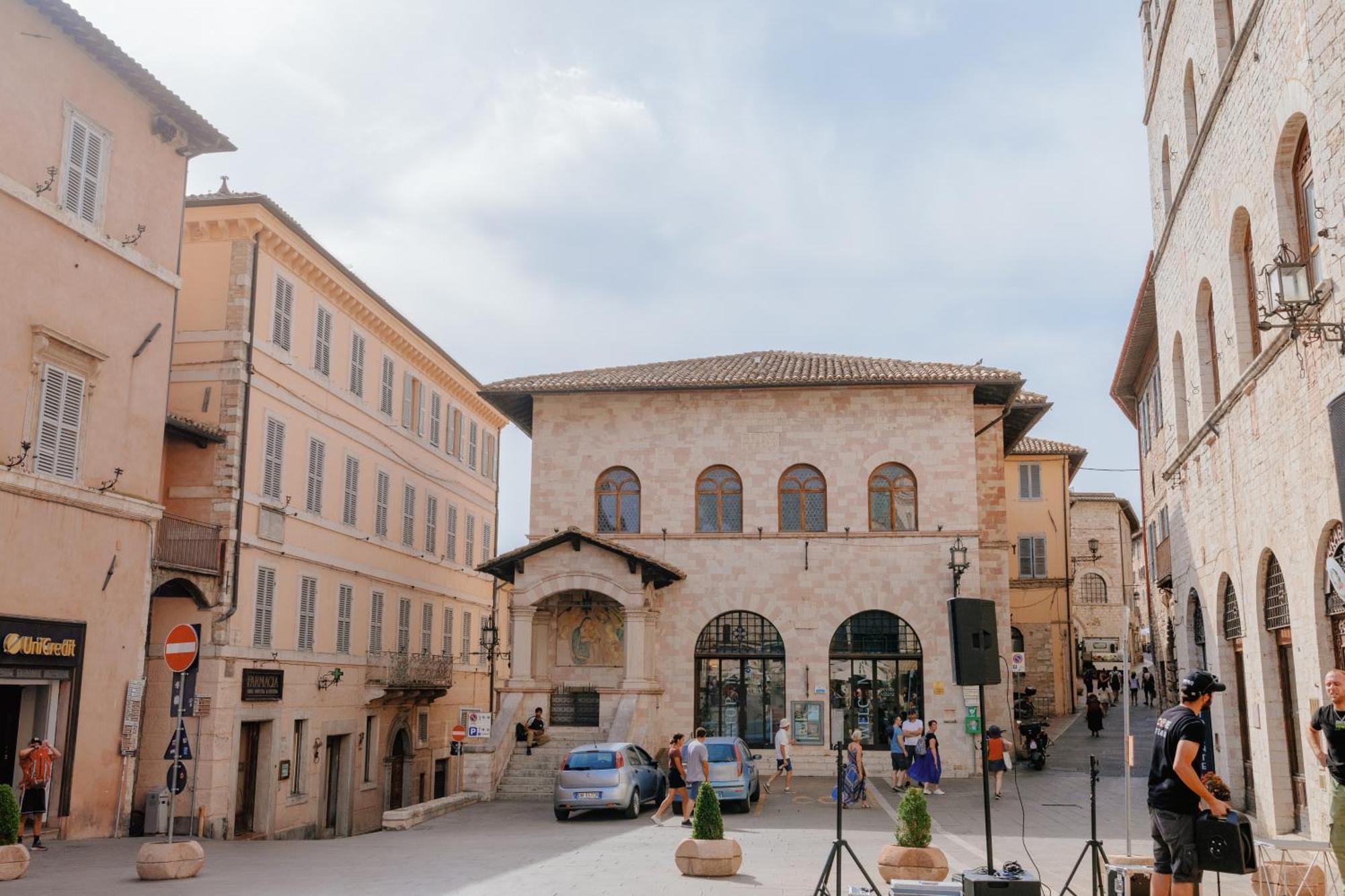 Suite Comunicanti, Tra Antico E Moderno Assisi Bagian luar foto