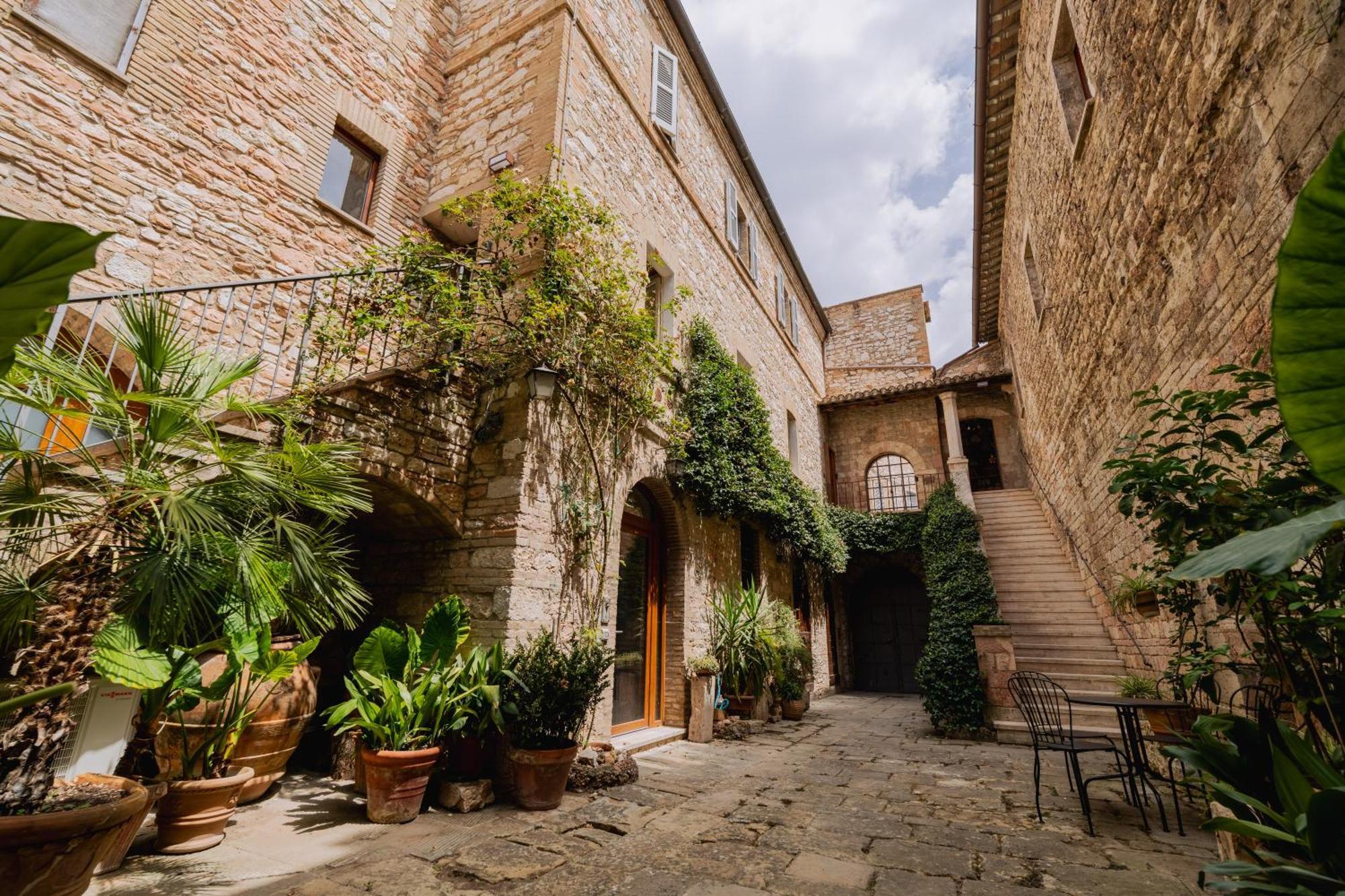 Suite Comunicanti, Tra Antico E Moderno Assisi Bagian luar foto