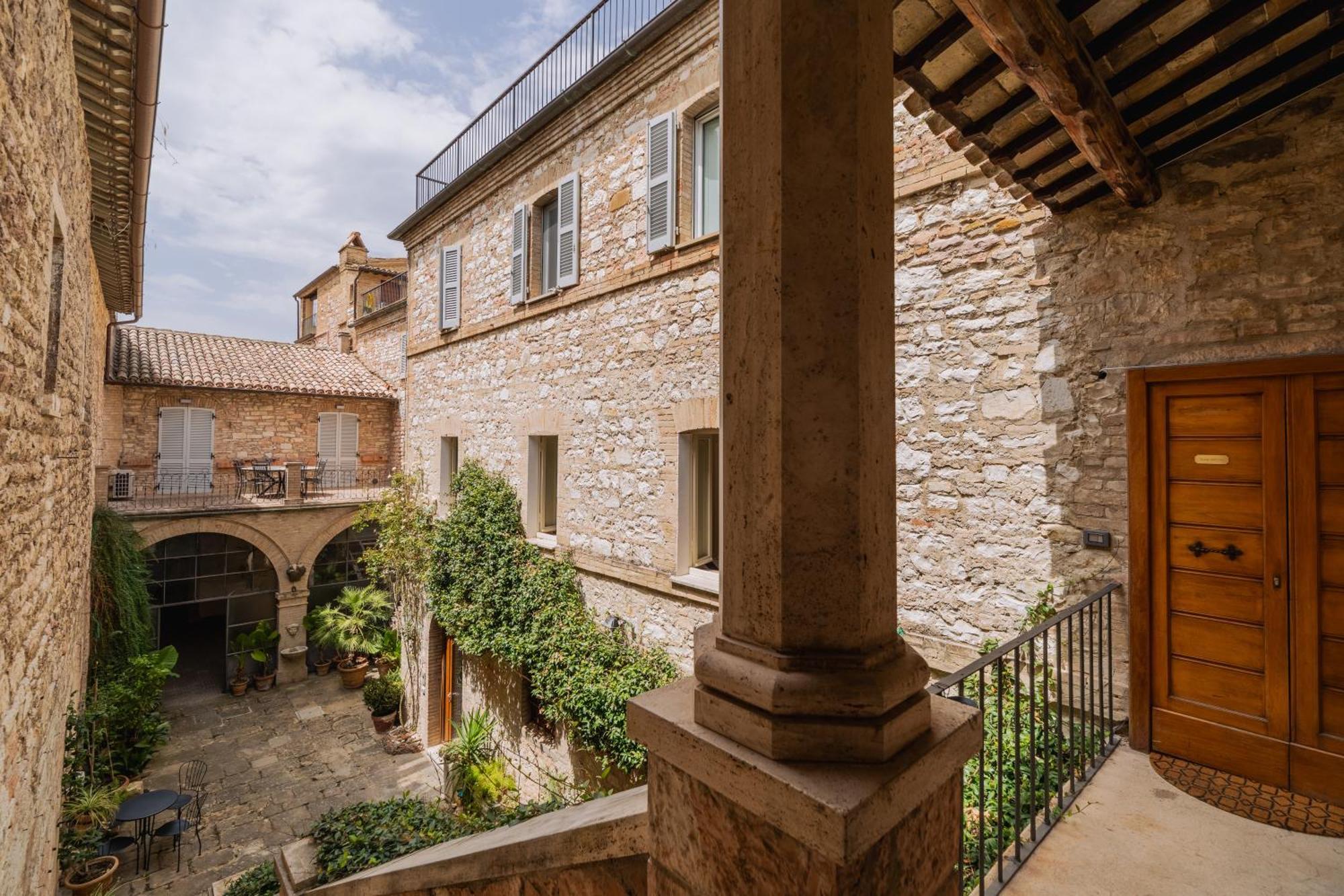 Suite Comunicanti, Tra Antico E Moderno Assisi Bagian luar foto